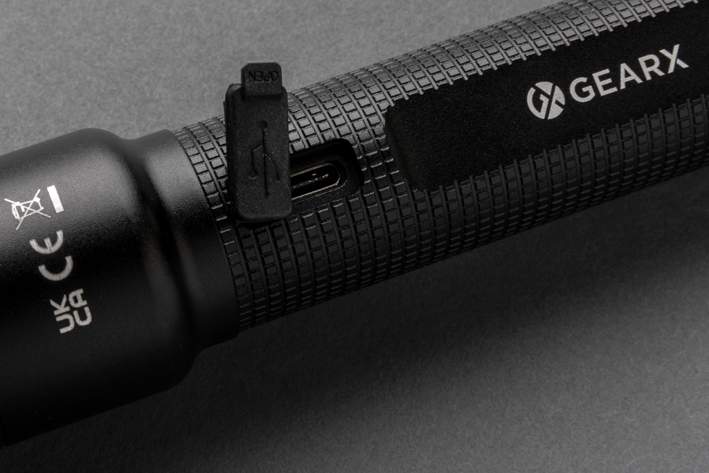 Große Gear X Taschenlampe aus RCS recycelt. Alu mit USB-Akku, schwarz