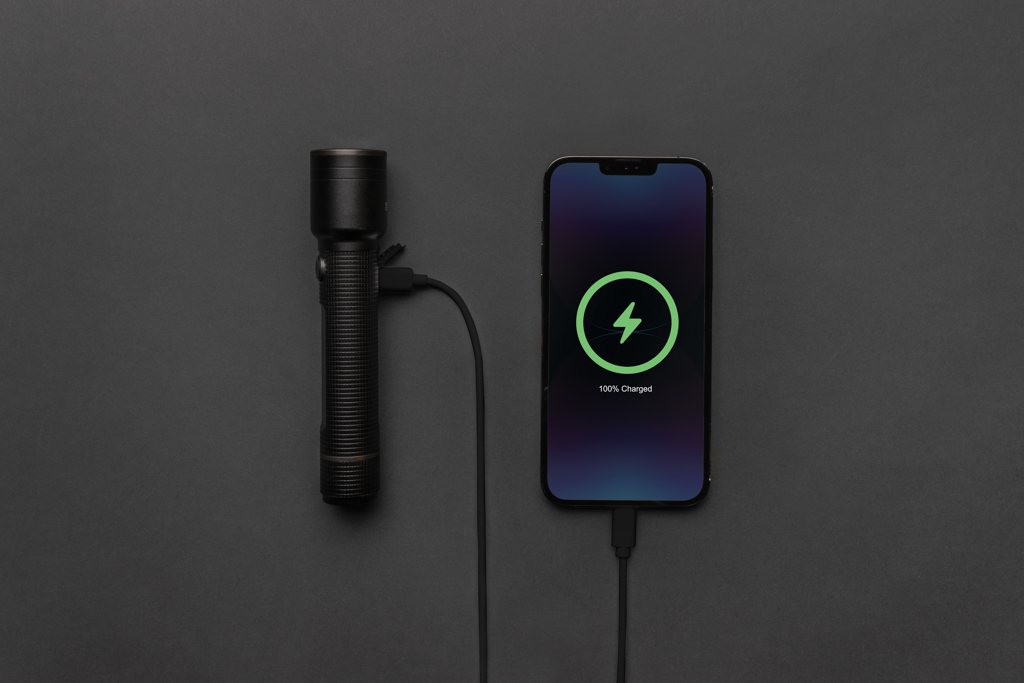 Große Gear X Taschenlampe aus RCS recycelt. Alu mit USB-Akku, schwarz