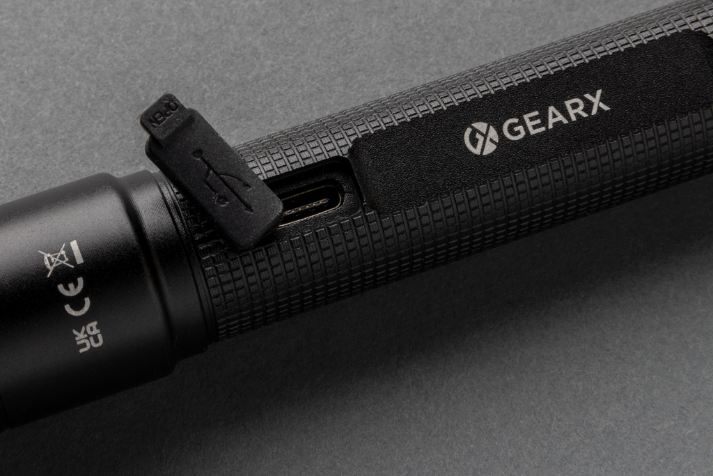 Gear X Taschenlampe aus RCS recycelt. Aluminium mit USB-Akku, schwarz
