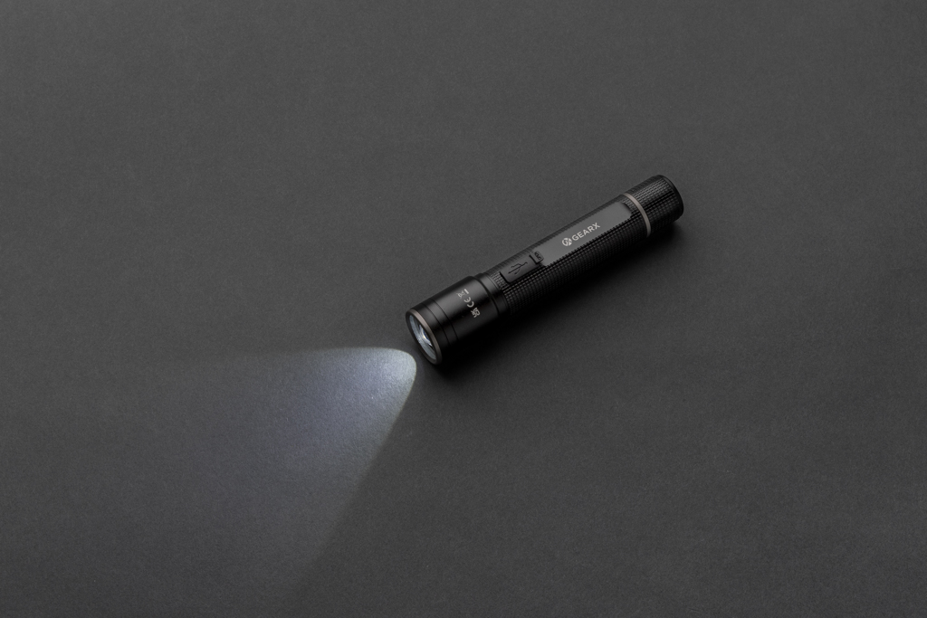 Gear X Taschenlampe aus RCS recycelt. Aluminium mit USB-Akku, schwarz