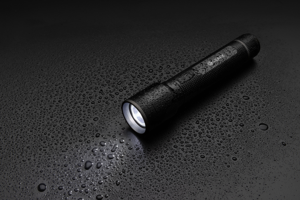 Große Gear X Taschenlampe aus RCS recycelt. Alu mit USB-Akku, schwarz